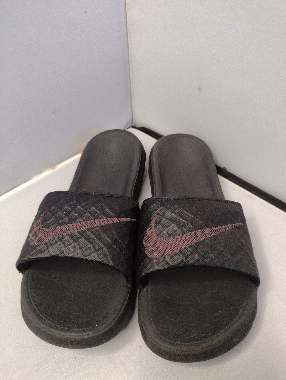 Nike Benassi Solarsoft Slides Sandals Men's Size 7 Gray Black 705474-091 B7
